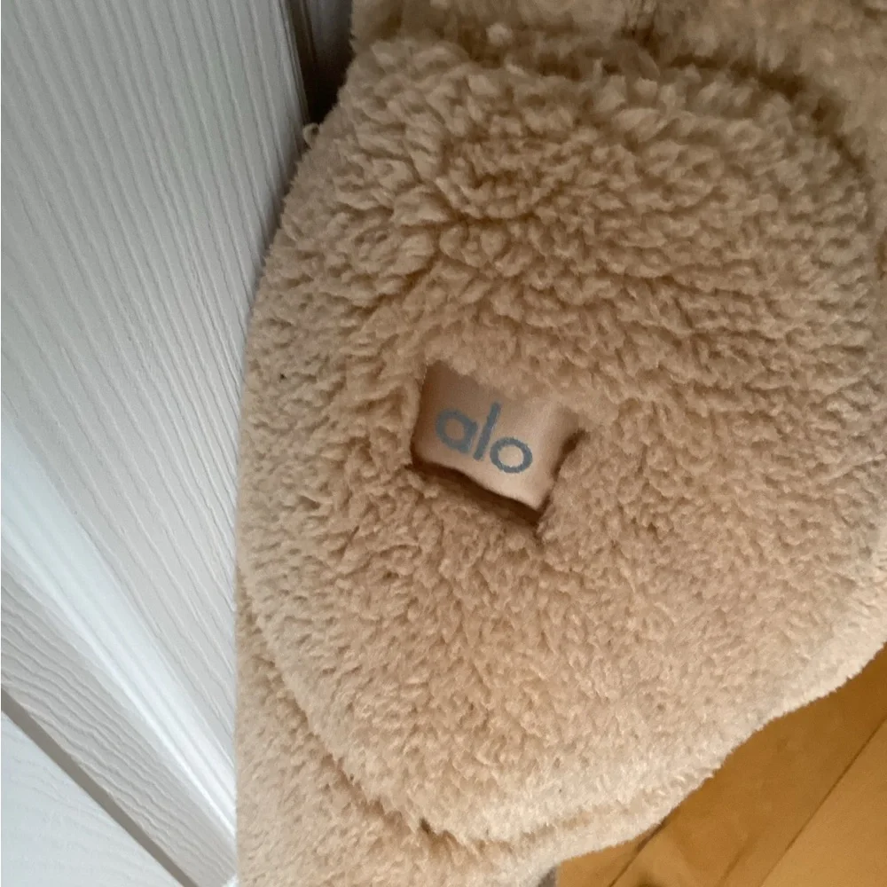 Alo Sherpa Snow Angel puffer (FINALPRICEDROP ) - Picture 9 of 11